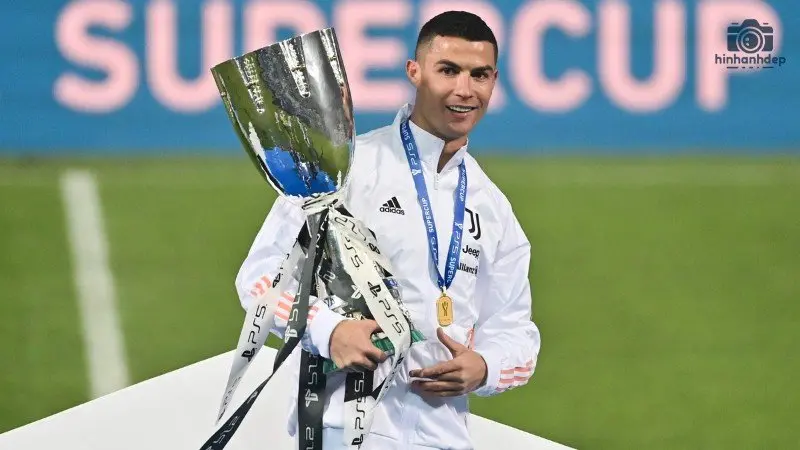 99+ hình ảnh Ronaldo cầm cup đẹp nhất bạn không nên bỏ lỡ