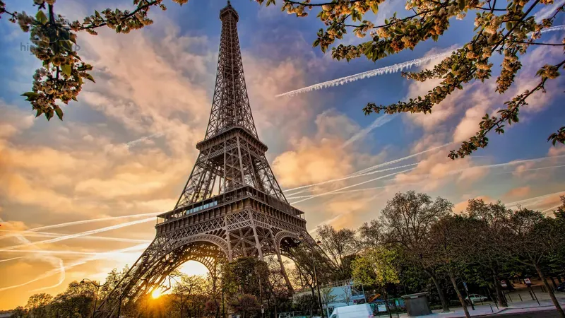 Tải ngay hình nền tháp Eiffel Paris lãng mạn và sang trọng