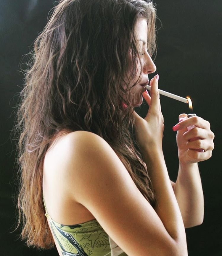 Avatar hút thuốc nữ 25