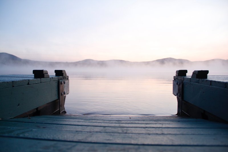 Phong cảnh bến thuyền ven hồ trong sương sớm 12