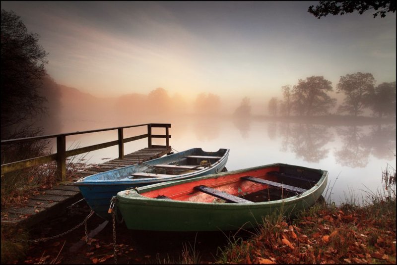 Phong cảnh bến thuyền ven hồ trong sương sớm 24