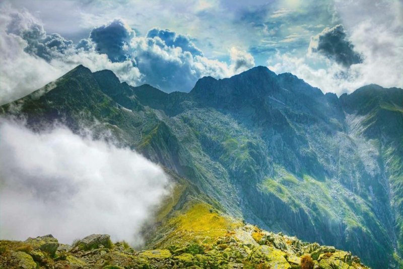 Phong cảnh đám mây lơ lửng trên đỉnh núi 3