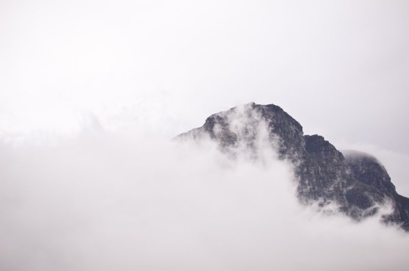 Phong cảnh đám mây lơ lửng trên đỉnh núi 11