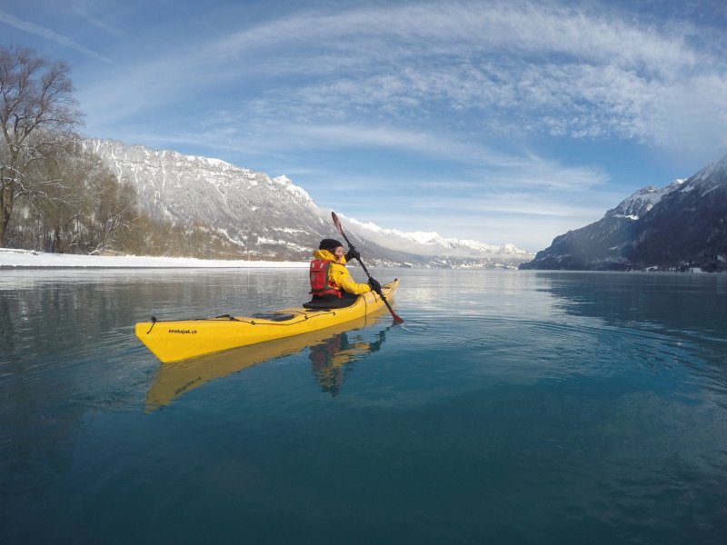 Phong cảnh thuyền kayak trên hồ 2