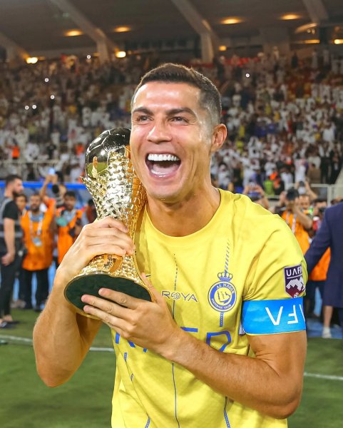 Ảnh Ronaldo cầm cúp cá nhân 6