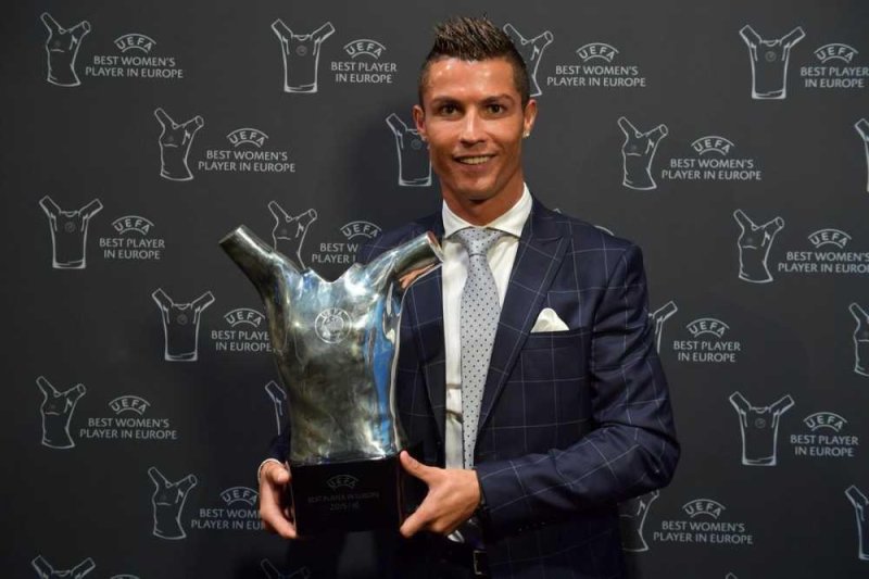 Ảnh Ronaldo cầm cúp cá nhân 5