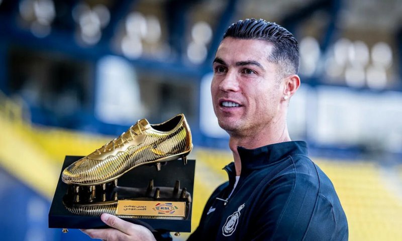 Ảnh Ronaldo cầm cúp cá nhân 2