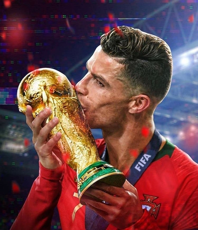 Ảnh Ronaldo cầm cúp cá nhân 1