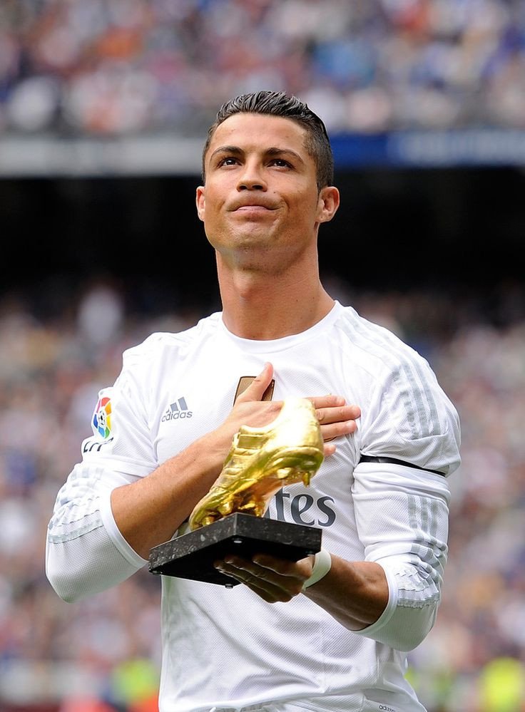 Ảnh Ronaldo cầm cúp cá nhân 7