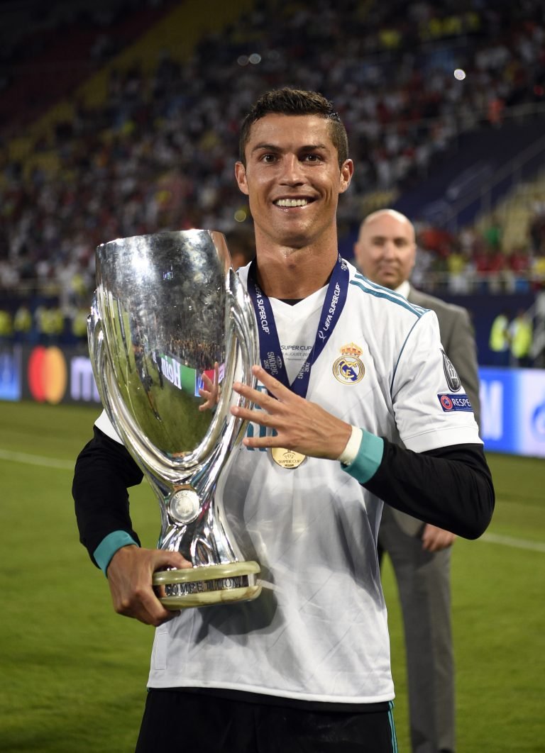 Ảnh Ronaldo cầm cúp tại cấp câu lạc bộ 6