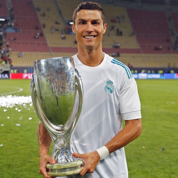 Ảnh Ronaldo cầm cúp tại cấp câu lạc bộ 13