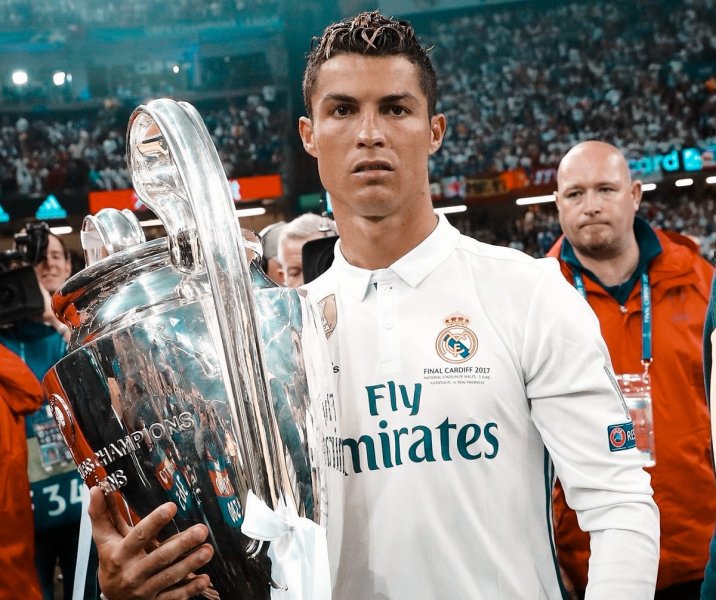 Ảnh Ronaldo cầm cúp tại cấp câu lạc bộ 15