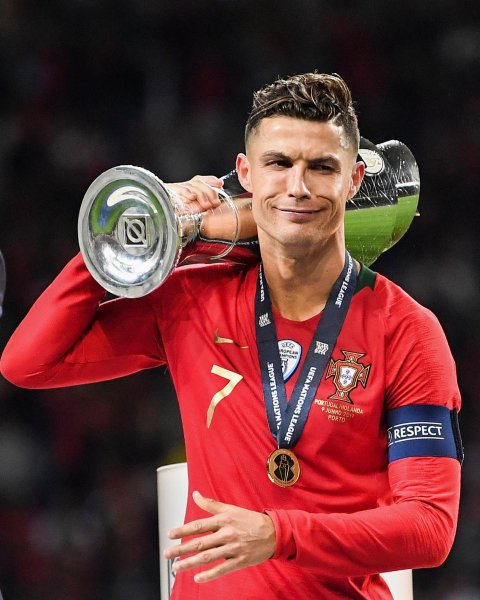  Ảnh Ronaldo cầm cúp tại cấp đội tuyển quốc gia 8