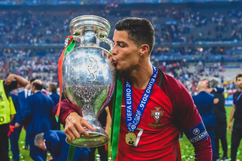 Ảnh Ronaldo cầm cúp tại cấp đội tuyển quốc gia 14