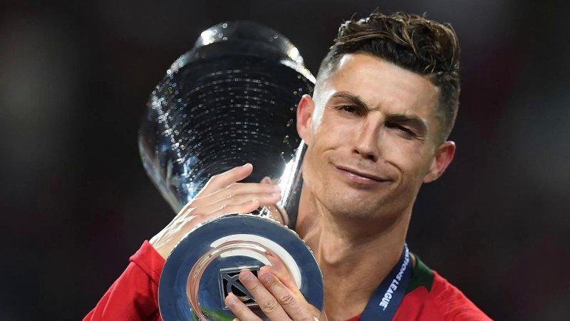 Ảnh Ronaldo cầm cúp tại cấp đội tuyển quốc gia 6