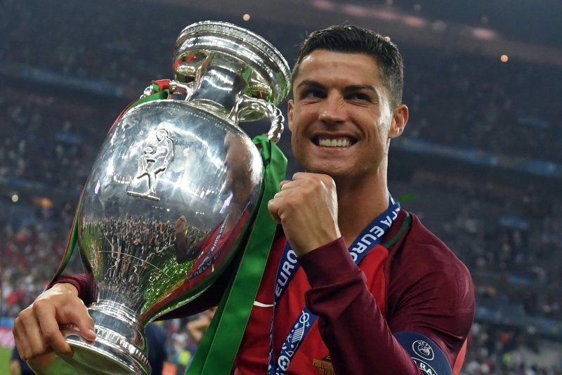 Ảnh Ronaldo cầm cúp tại cấp đội tuyển quốc gia 4