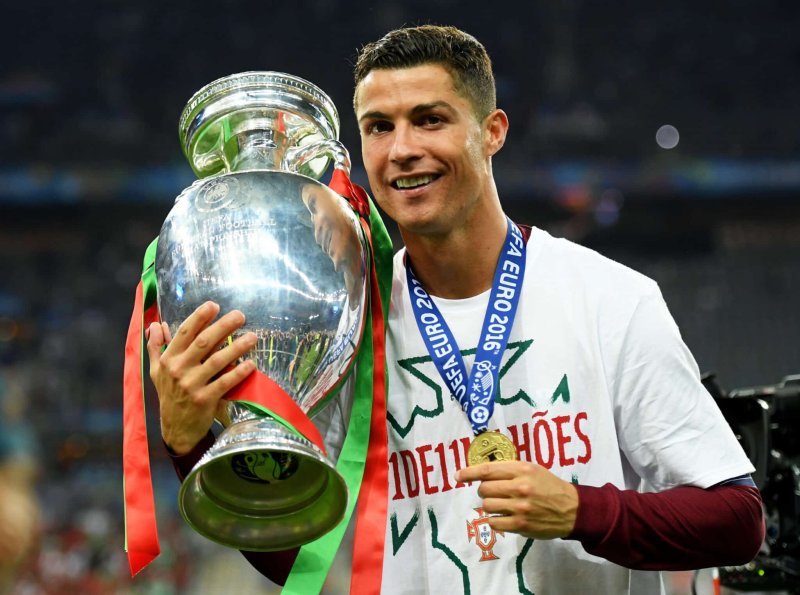 Ảnh Ronaldo cầm cúp tại cấp đội tuyển quốc gia 3