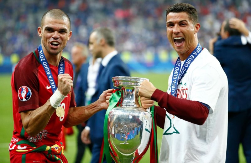 Ảnh Ronaldo cầm cúp tại cấp đội tuyển quốc gia 2