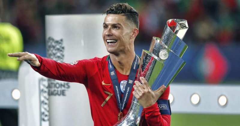 Ảnh Ronaldo cầm cúp tại cấp đội tuyển quốc gia 1