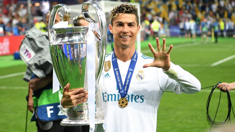 Hình ảnh Ronaldo nâng cúp
7