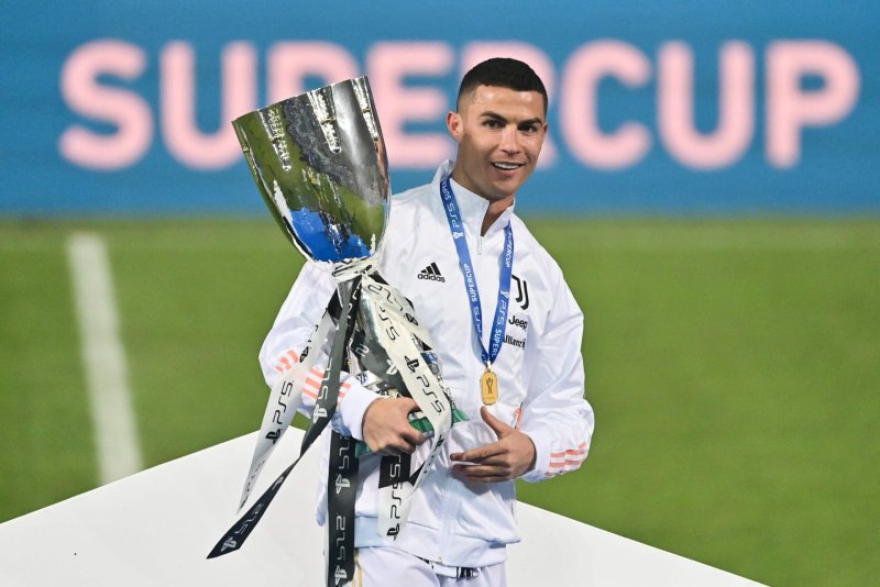 Hình ảnh Ronaldo nâng cúp
8