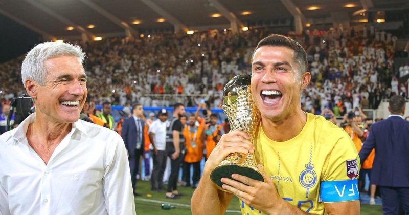 Hình ảnh Ronaldo nâng cúp
6