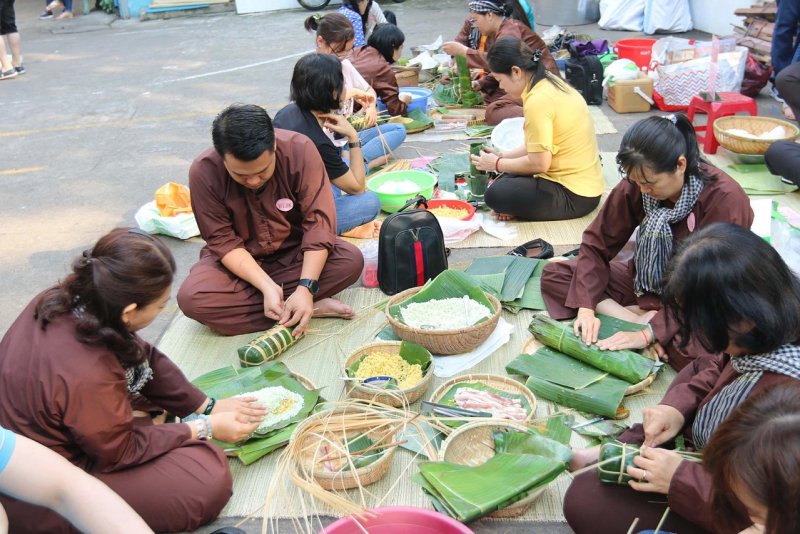 Ảnh gói bánh chưng ngày tết 1